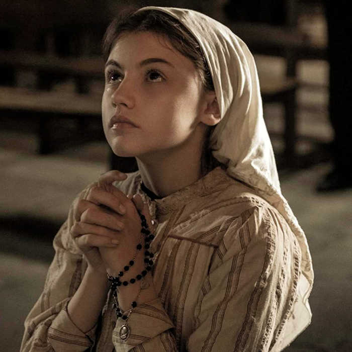 Lucia Santos praying in the church in the Fatima movie.